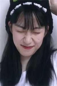 他不相信她